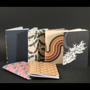 ensemble de mini carnet, réalisés avec des chutes de papier. reliure écolier. papeterie par Flavie André
