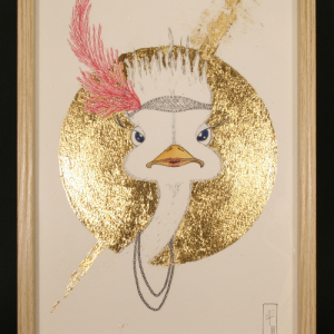 Ginette Autruche de son état, elle s’est toujours prise pour une poule de luxe. De cabaret en troquet, de réception en after, avec son chic et ses paillettes, elle écume les hauts lieux des nuits festives. Surtout ne vous amusez pas à lui dire que son style est obsolète, au risque de voir ressurgir le caractère d'autruche qui sommeille en elle. Si vous la croisez, vous passerez très certainement la plus folle et extravagante nuit de votre vie. réalisation de flavie andré original A4, feuille d'or, encadré