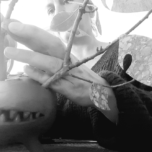 en train de travailler sur sculpture