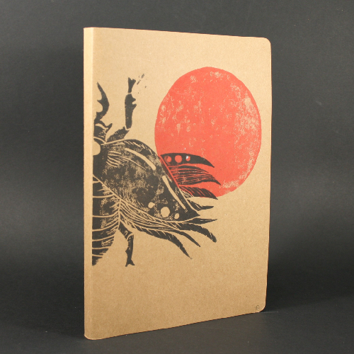 insecte en linogravure sur carnet avec couverture kraft