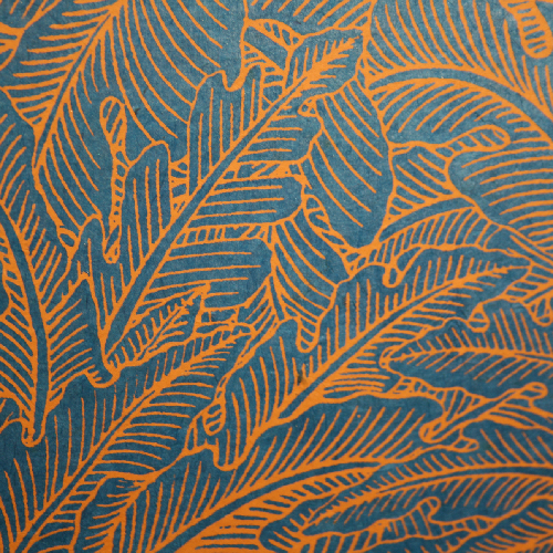 papeterie artisanale par Flavie André. détail papier lokta feuillage bleu et orange pour carnet artisanal